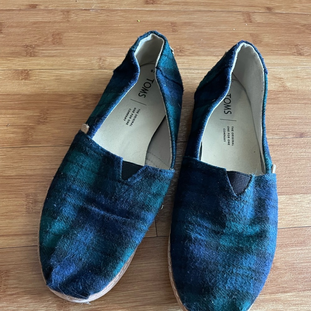 Tom’s Women’s size 8 plaid flats